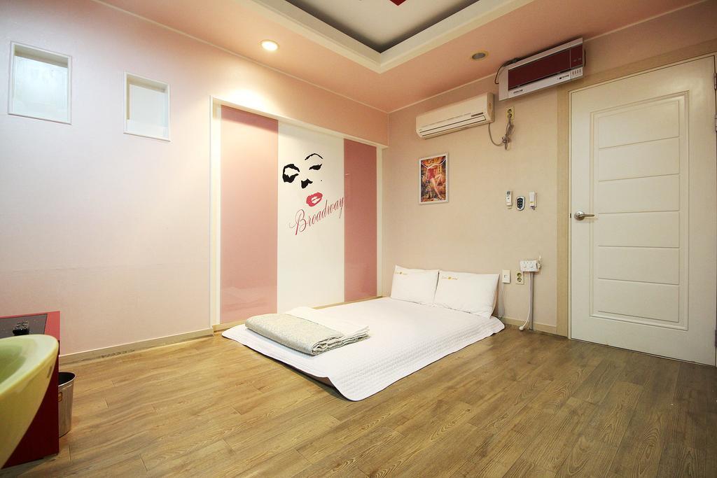 Hole In One Hotel Sacheon Extérieur photo