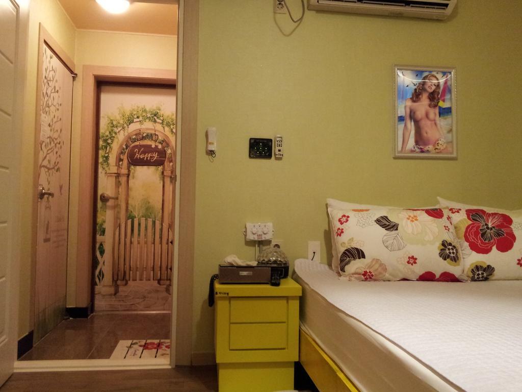 Hole In One Hotel Sacheon Extérieur photo